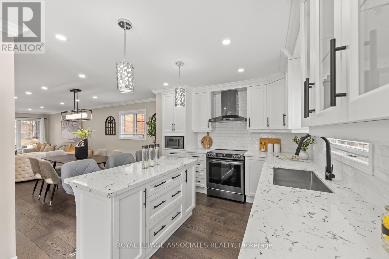 33 Hutton Crescent, Caledon, Ontario  L7C 1A3 - Photo 11 - W12923614