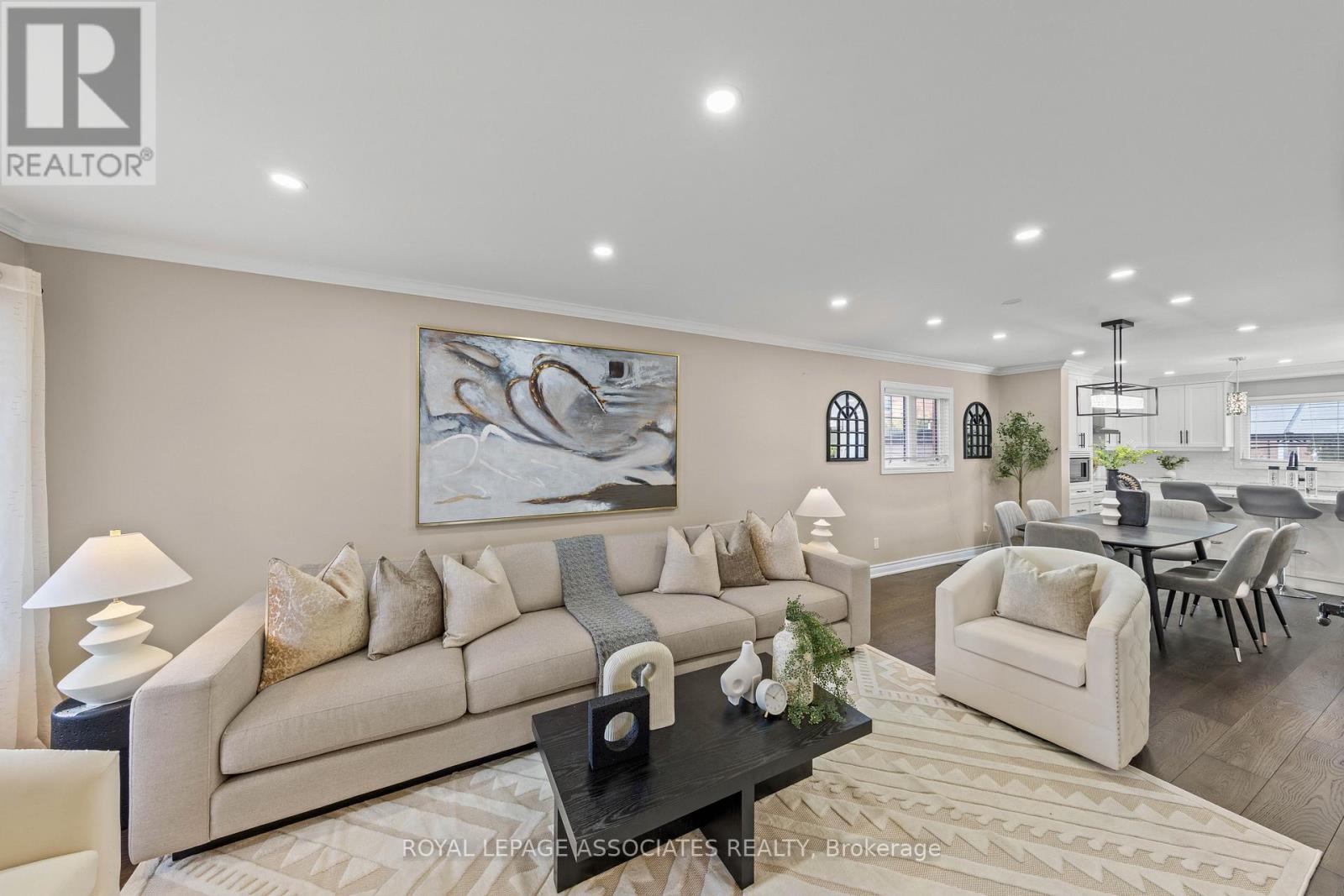 33 Hutton Crescent, Caledon, Ontario  L7C 1A3 - Photo 4 - W12923614