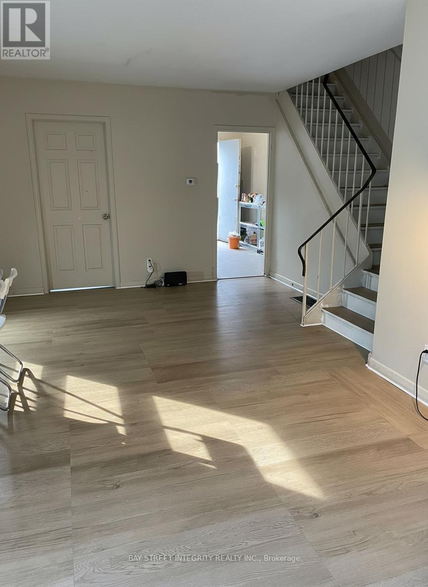 248 Westcourt Place, Waterloo, Ontario N2L 2R7 - Photo 2 - X12927980