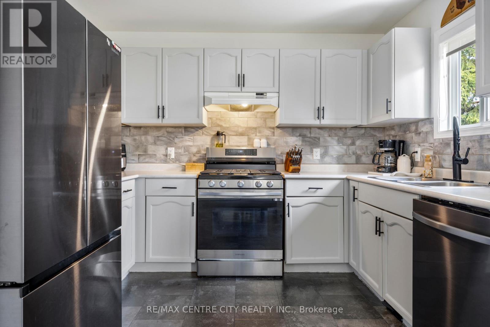 Photo 8 of 28 for 2623 Avon Drive