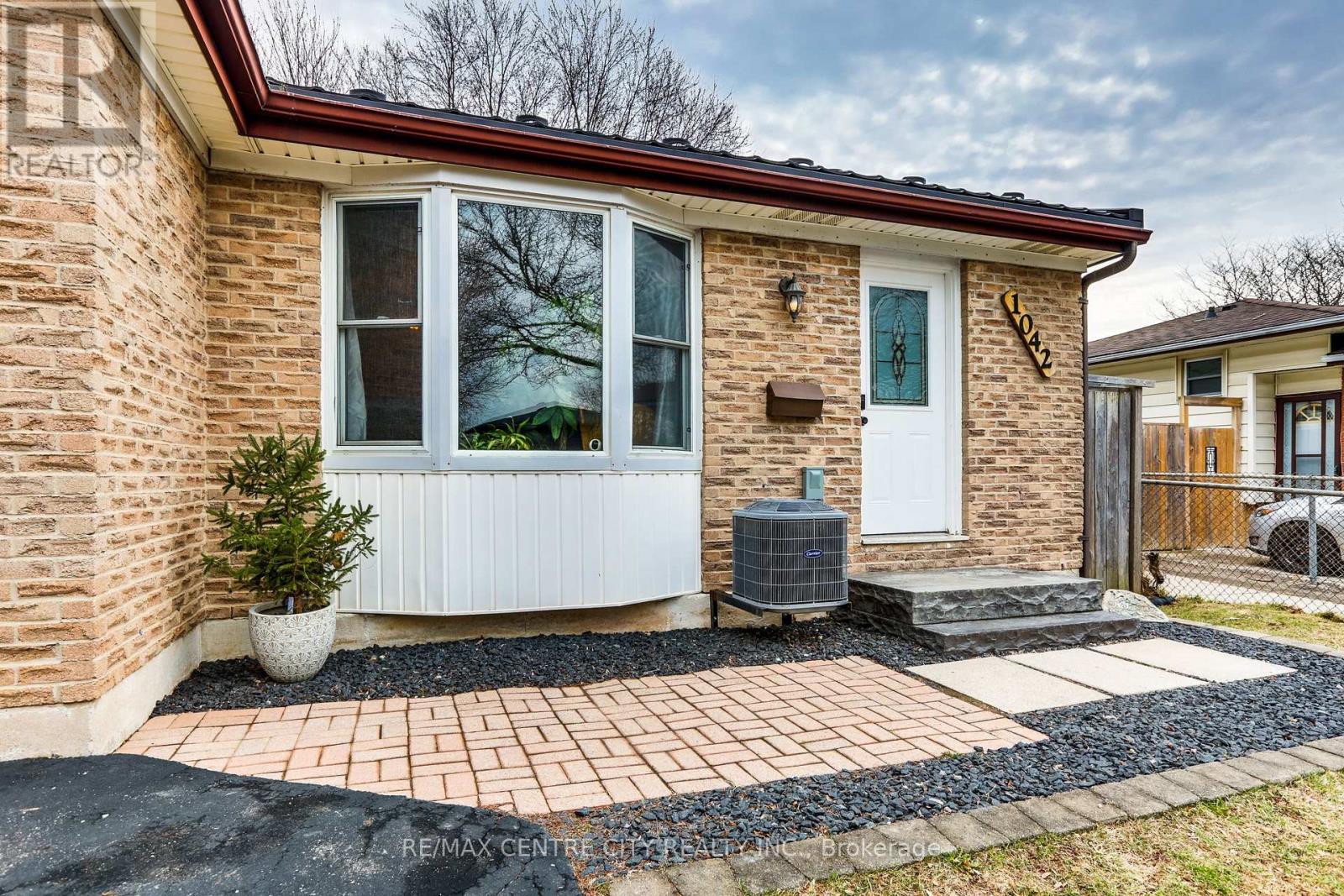 1042 Jalna Boulevard, London South, Ontario  N6E 2M1 - Photo 4 - X12928094