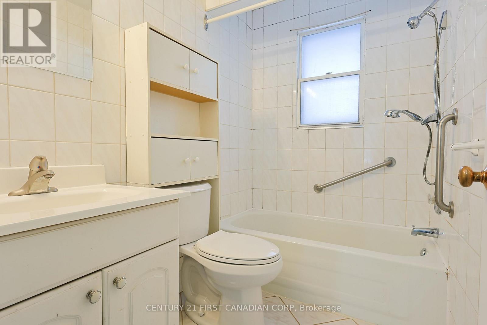 Upper - 65 Irving Place, London East, Ontario  N5V 2H6 - Photo 14 - X12928136