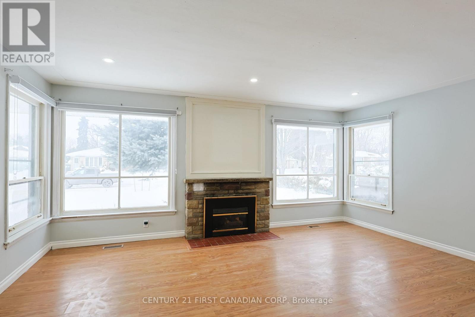 Upper - 65 Irving Place, London East, Ontario  N5V 2H6 - Photo 5 - X12928136