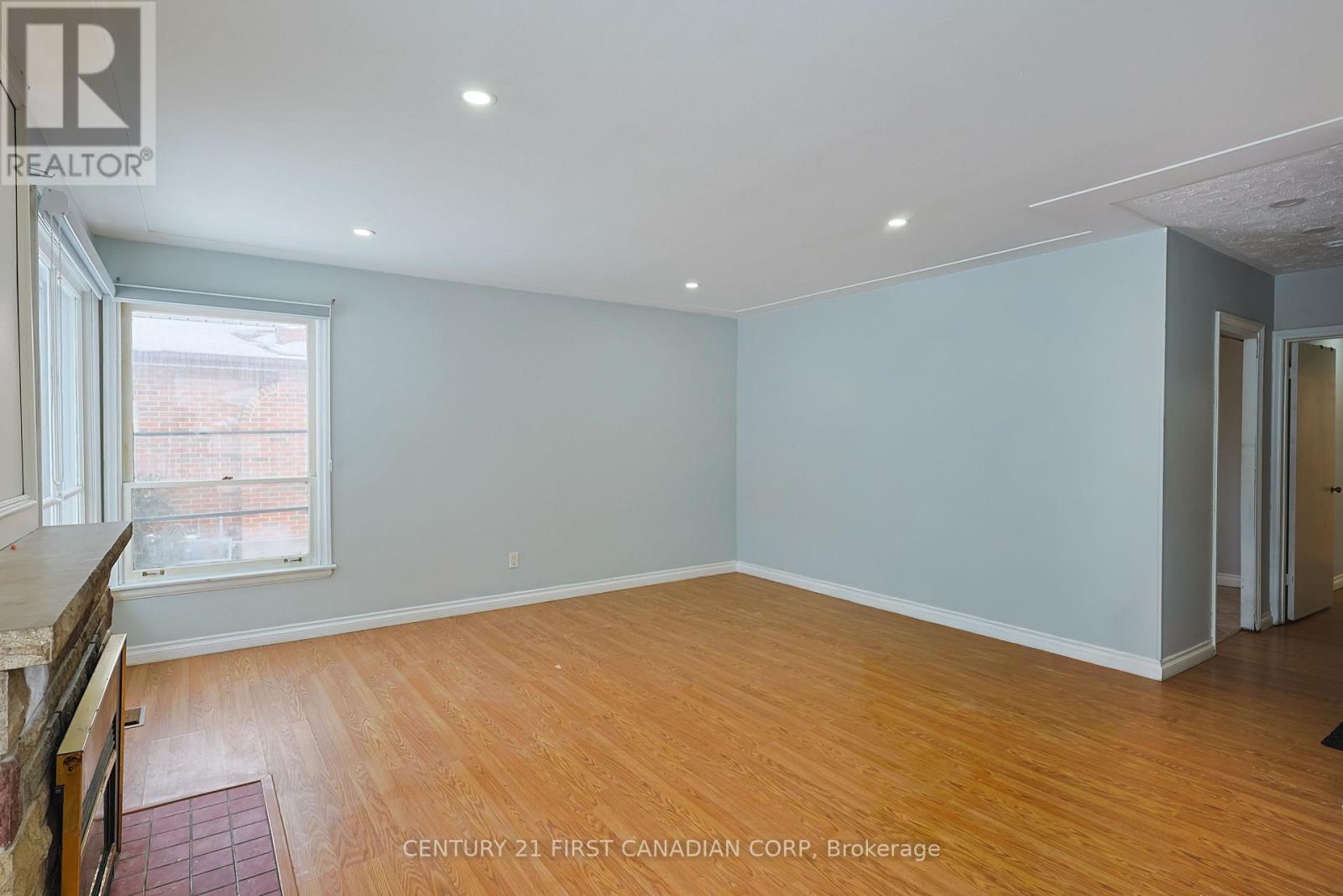 Upper - 65 Irving Place, London East, Ontario  N5V 2H6 - Photo 6 - X12928136