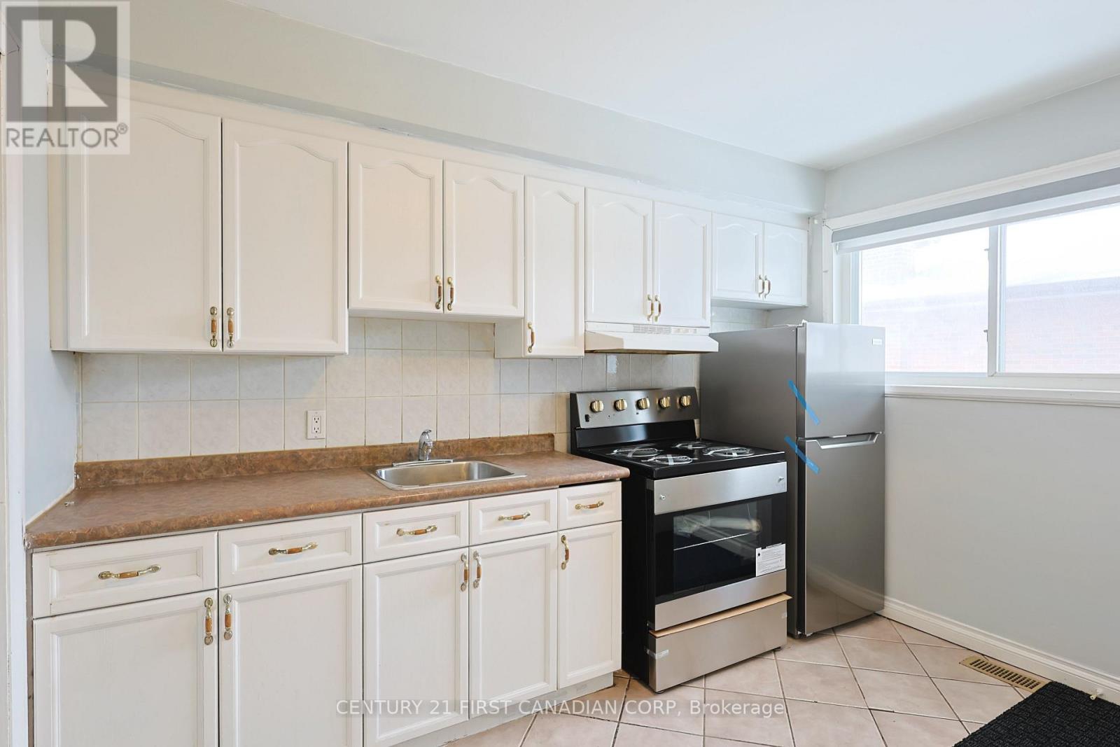 Upper - 65 Irving Place, London East, Ontario  N5V 2H6 - Photo 8 - X12928136