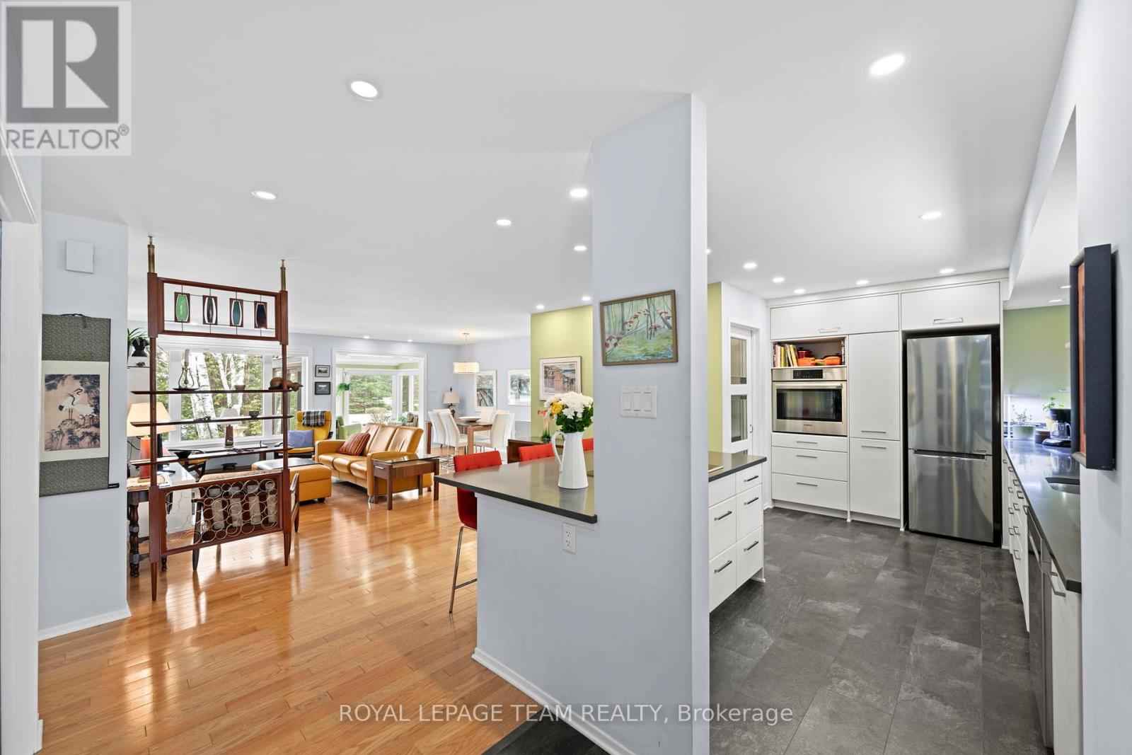 6 Kittansett Court, Ottawa, Ontario  K2S 1B9 - Photo 5 - X12928070