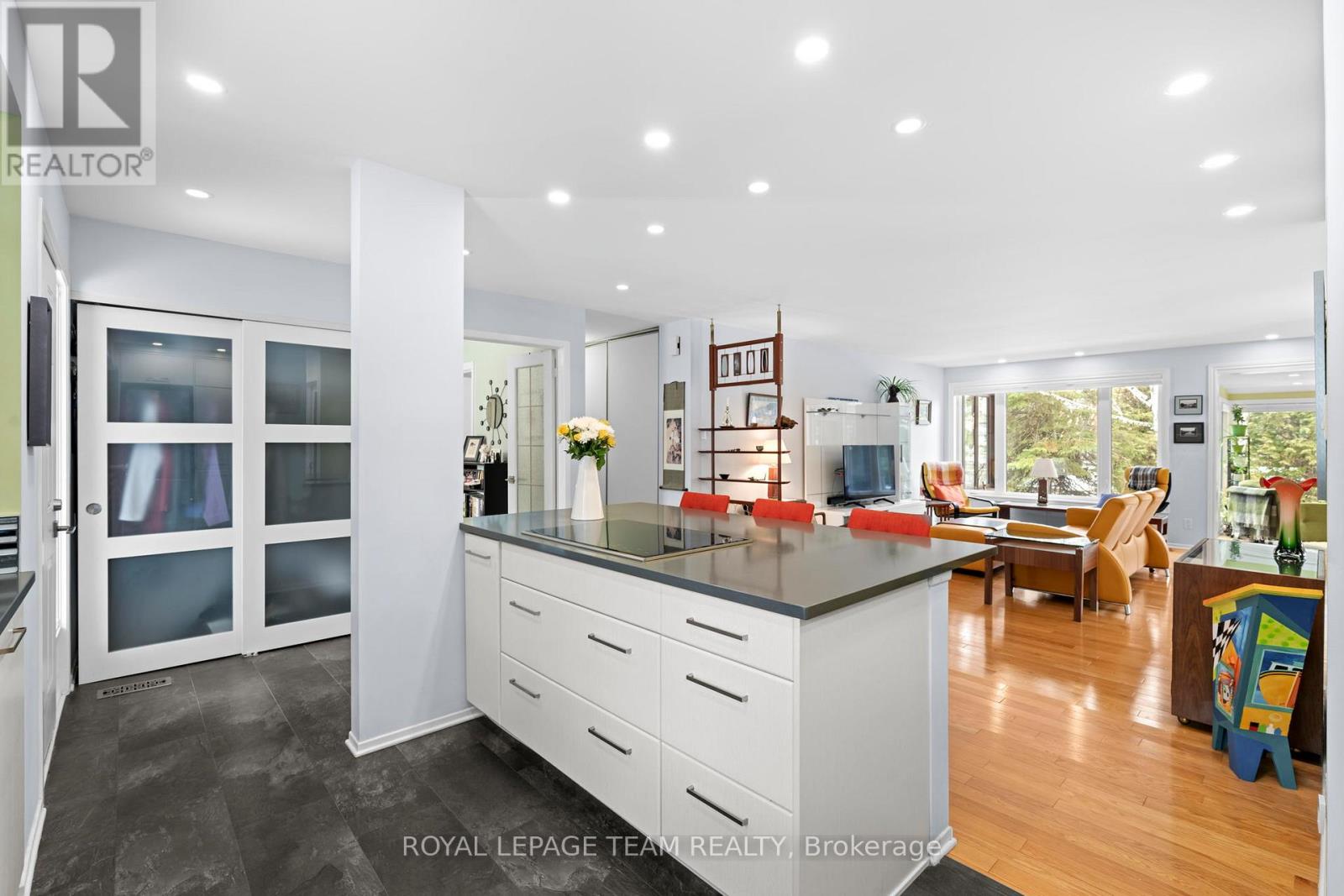 6 Kittansett Court, Ottawa, Ontario  K2S 1B9 - Photo 9 - X12928070