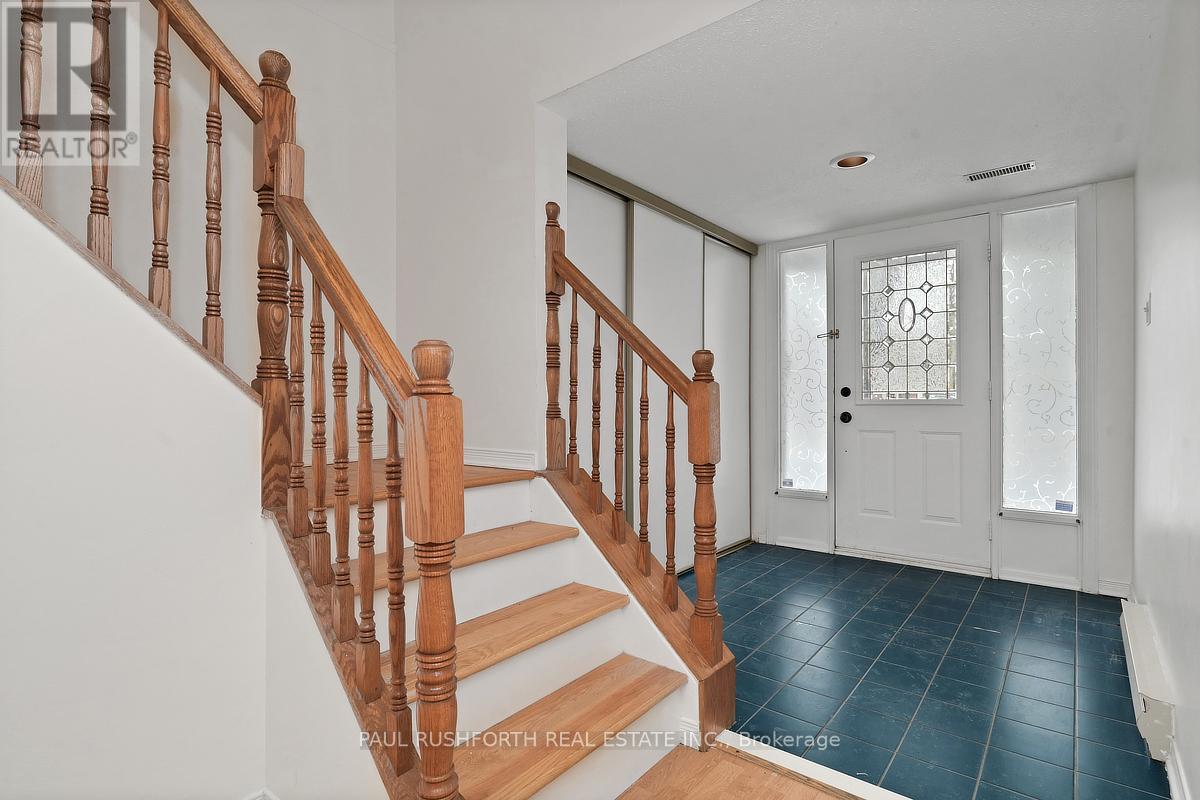 6138 Heritage Park Crescent, Ottawa, Ontario  K1C 7G5 - Photo 3 - X12928098