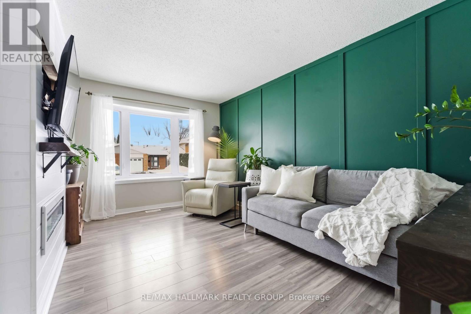 1091 Burgundy Lane, Ottawa, Ontario  K1C 2M9 - Photo 3 - X12928116