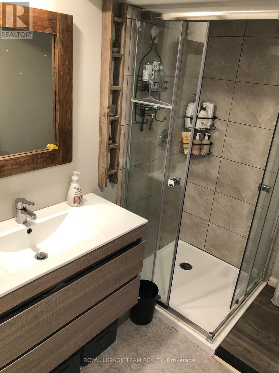 #b - 1180 Southwood Drive, Ottawa, Ontario  K2C 3C3 - Photo 7 - X12928232