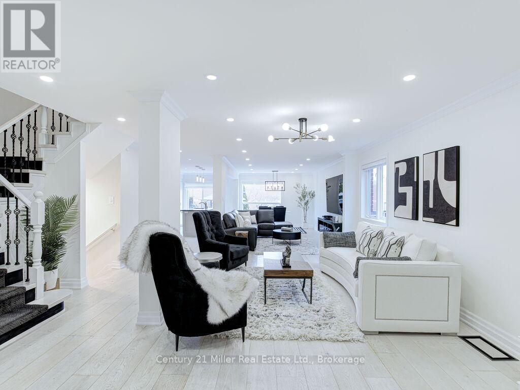 2094 Redstone Crescent, Oakville, Ontario  L6M 5B1 - Photo 4 - W12928182