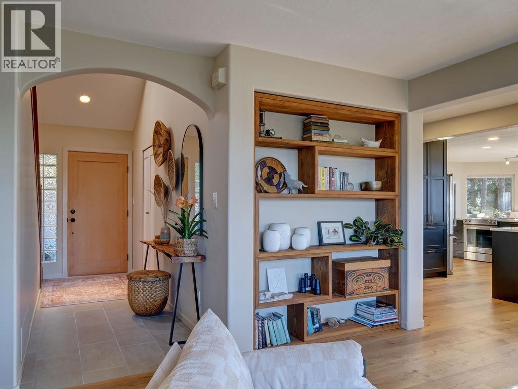 9291 Truman Road, Halfmoon Bay, British Columbia  V7Z 1B5 - Photo 3 - R3104238