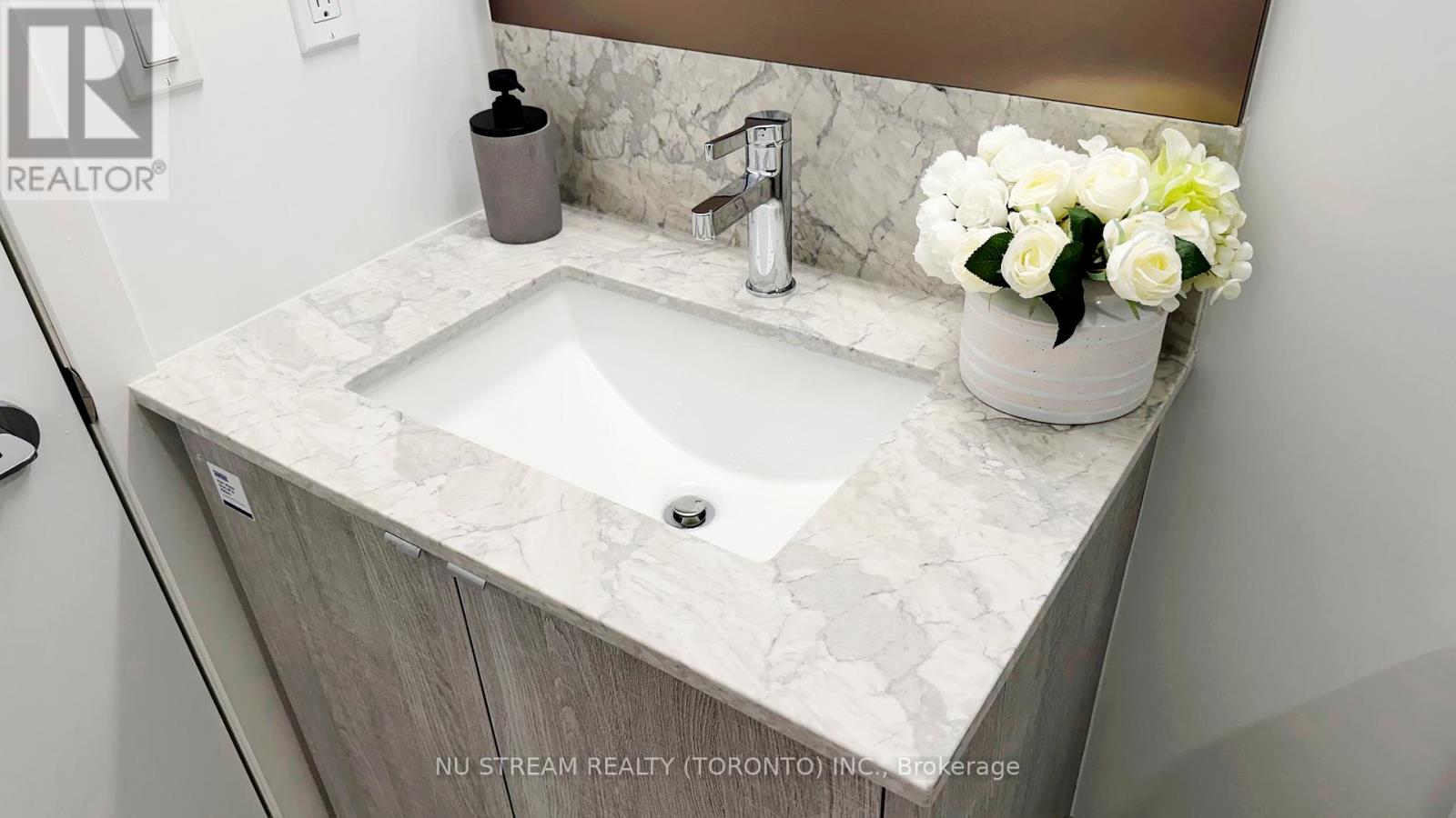 2011 - 771 Yonge Street, Toronto, Ontario  M4W 0B8 - Photo 34 - C12900222