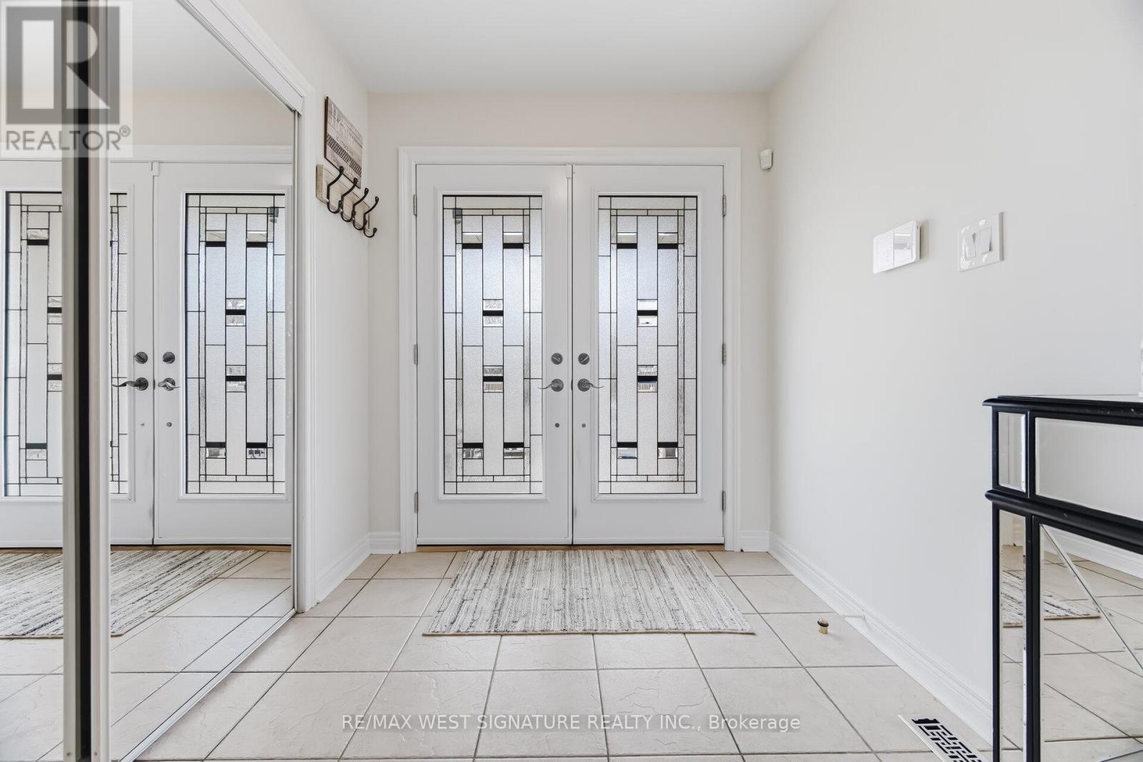 119 Castle Park Boulevard, Vaughan, Ontario  L4H 1X7 - Photo 3 - N12927900