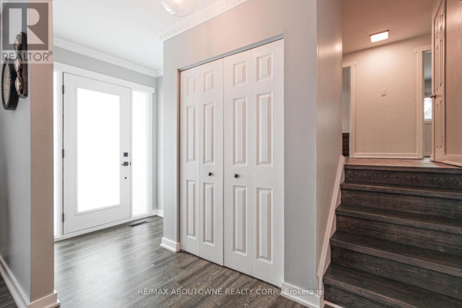 626 Cape Avenue, Burlington, Ontario  L7L 4M6 - Photo 3 - W12722618