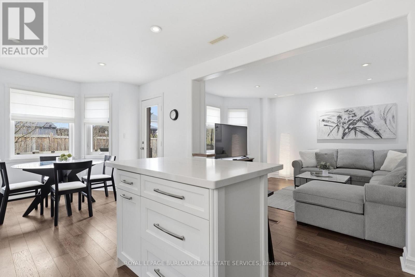 2223 Headon Road, Burlington (Headon), Ontario  L7M 3W7 - Photo 5 - W12928058