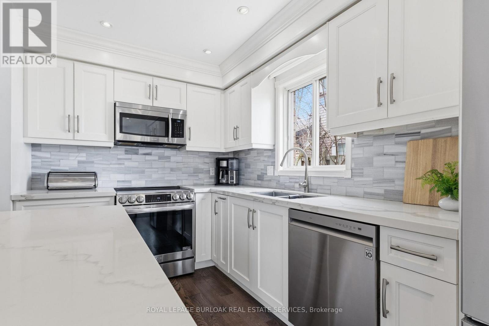 2223 Headon Road, Burlington (Headon), Ontario  L7M 3W7 - Photo 8 - W12928058