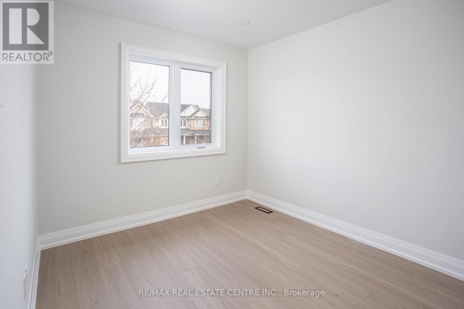 5940 Blue Spruce Avenue, Burlington, Ontario L7L 6T2 - Photo 22 - W12928104