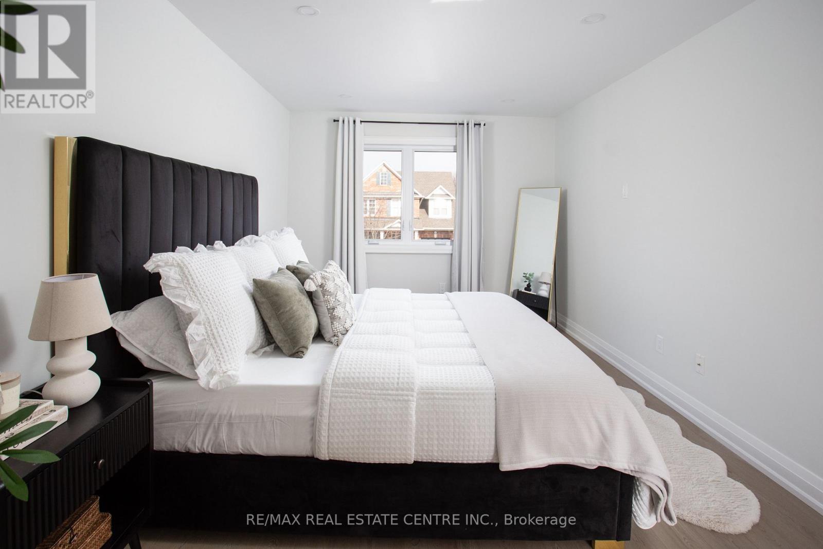 5940 Blue Spruce Avenue, Burlington, Ontario L7L 6T2 - Photo 25 - W12928104