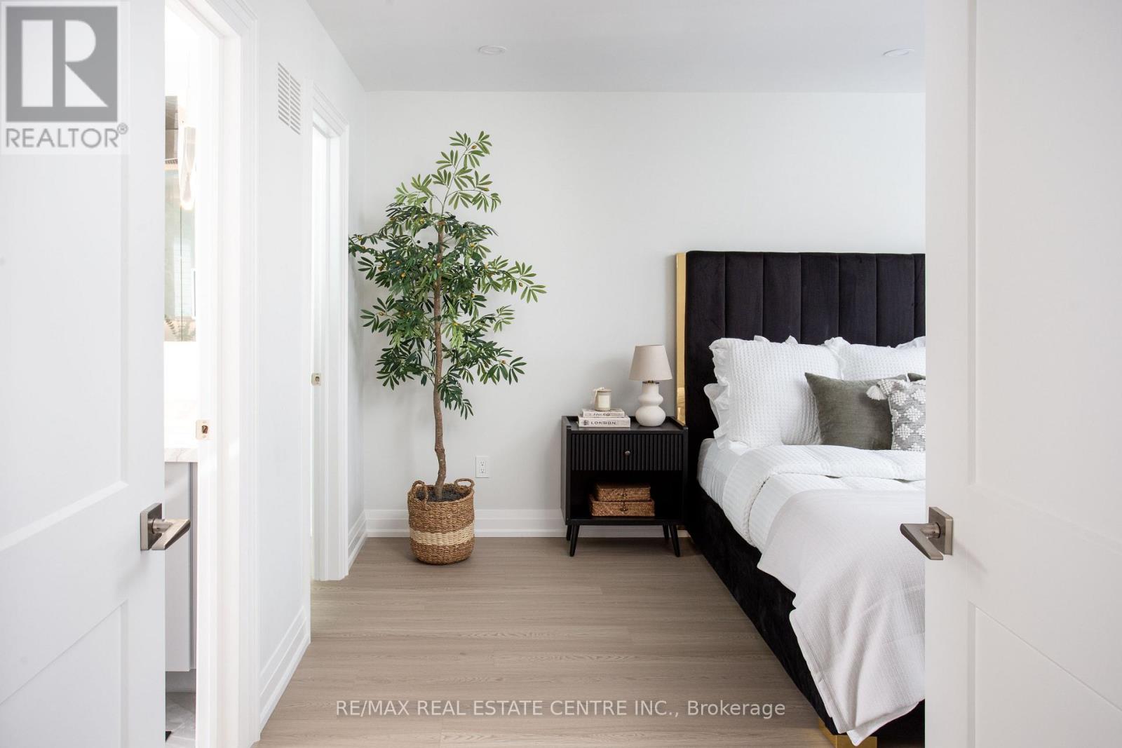 5940 Blue Spruce Avenue, Burlington, Ontario L7L 6T2 - Photo 26 - W12928104