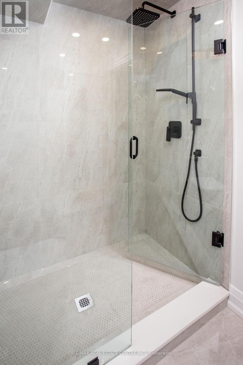 5940 Blue Spruce Avenue, Burlington, Ontario L7L 6T2 - Photo 40 - W12928104