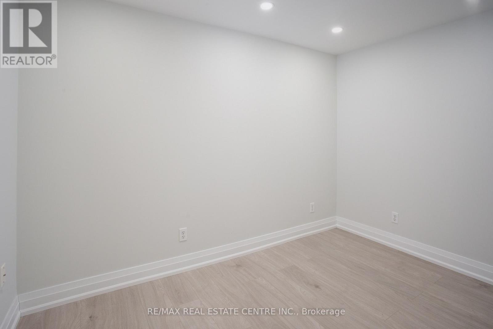 5940 Blue Spruce Avenue, Burlington, Ontario L7L 6T2 - Photo 41 - W12928104