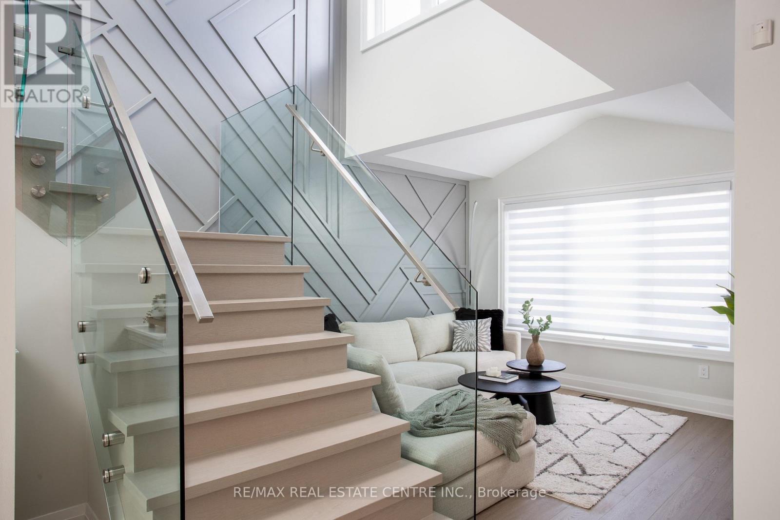 5940 Blue Spruce Avenue, Burlington, Ontario L7L 6T2 - Photo 5 - W12928104