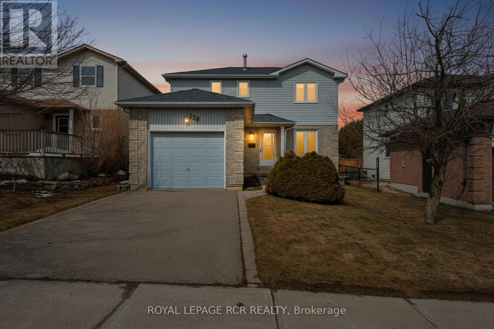 128 COURTNEY CRESCENT, Orangeville, Ontario