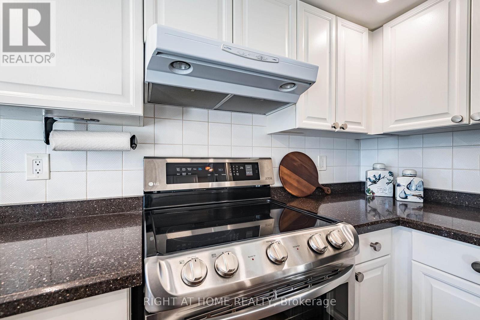 1114 Ballantry Road, Oakville, Ontario  L6H 5L1 - Photo 22 - W12928148