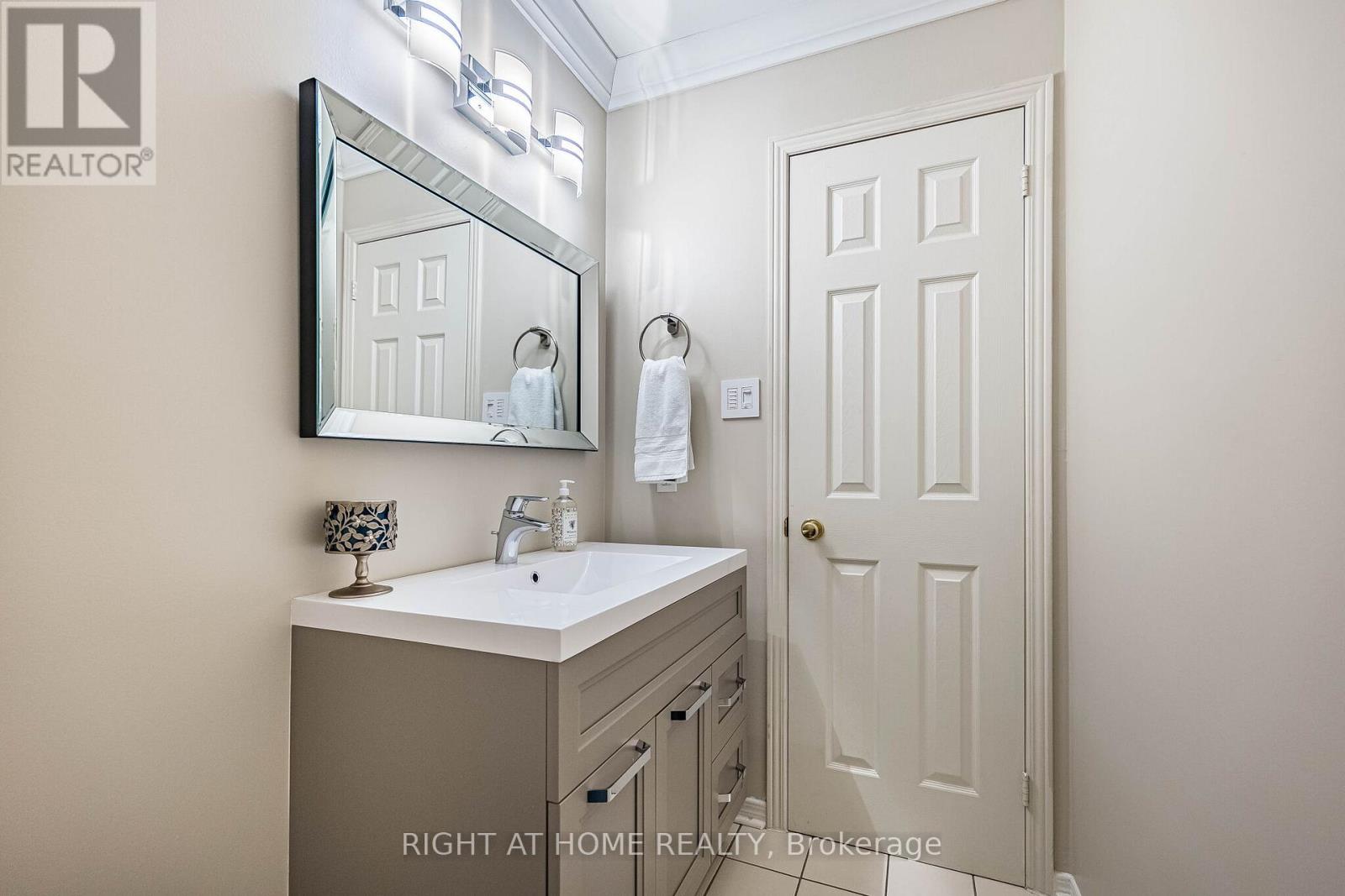 1114 Ballantry Road, Oakville, Ontario  L6H 5L1 - Photo 30 - W12928148