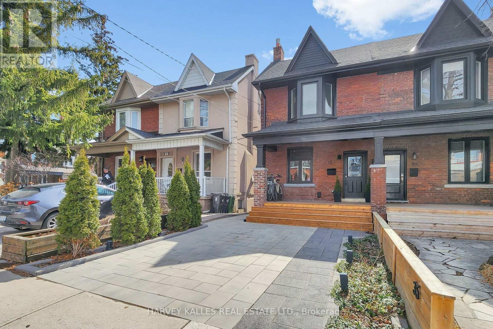 35 PETERBOROUGH AVENUE, Toronto, Ontario