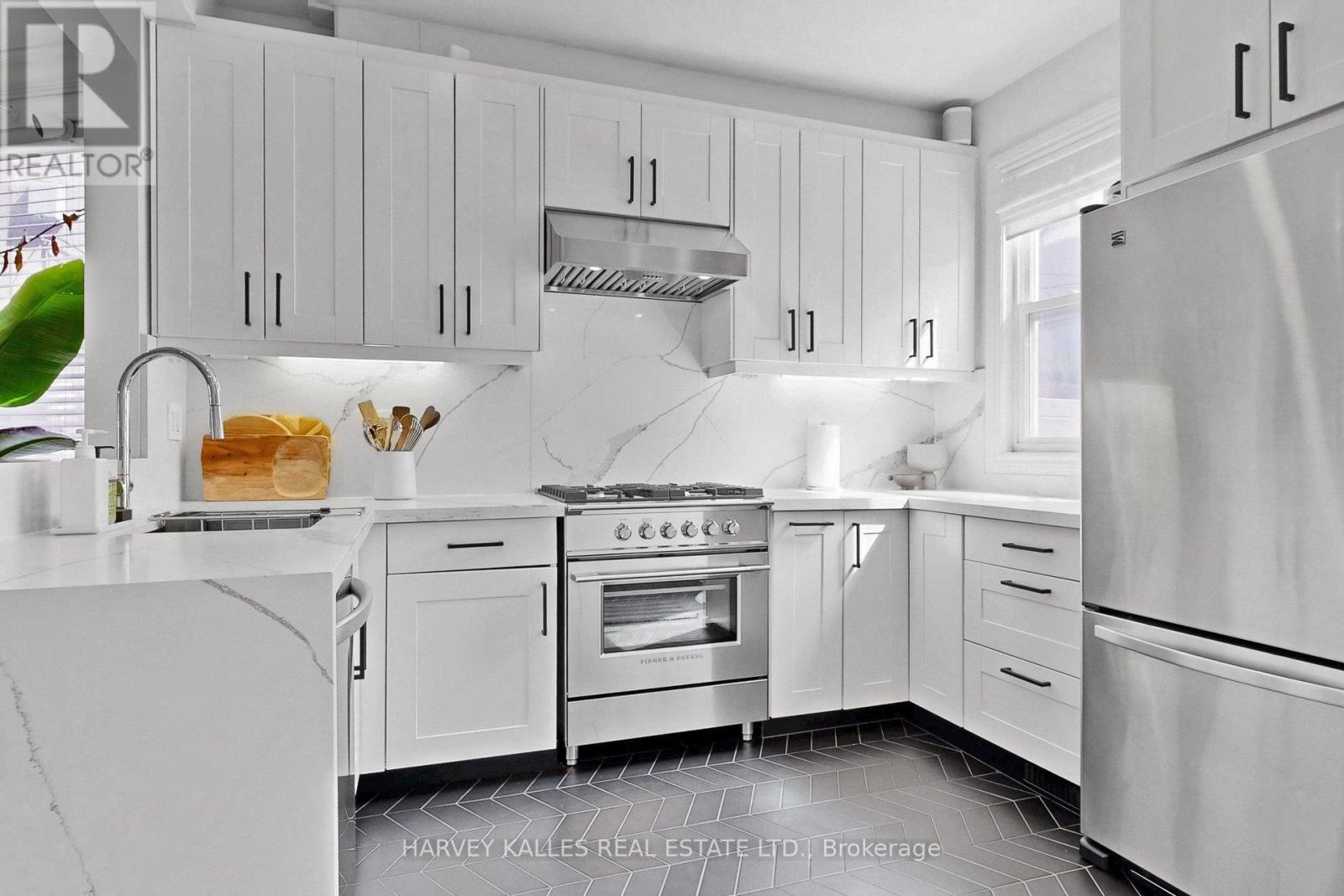 35 Peterborough Avenue, Toronto, Ontario M6H 2K9 - Photo 16 - W12928184