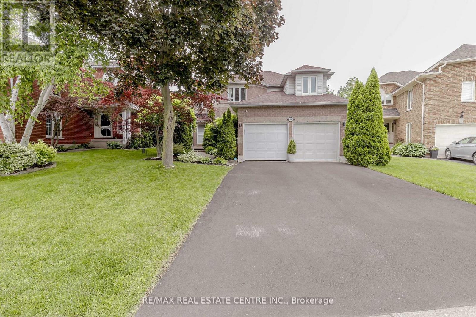 33 STRATHROY CRESCENT, Hamilton, Ontario