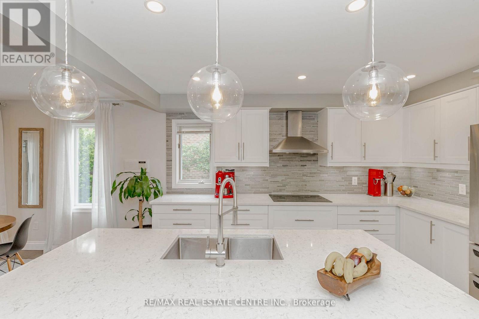 33 Strathroy Crescent, Hamilton, Ontario  L8B 0K9 - Photo 12 - X12928120