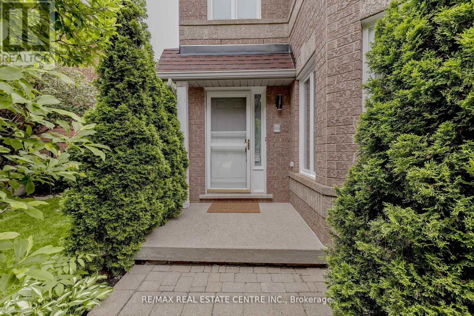 33 Strathroy Crescent, Hamilton, Ontario  L8B 0K9 - Photo 4 - X12928120