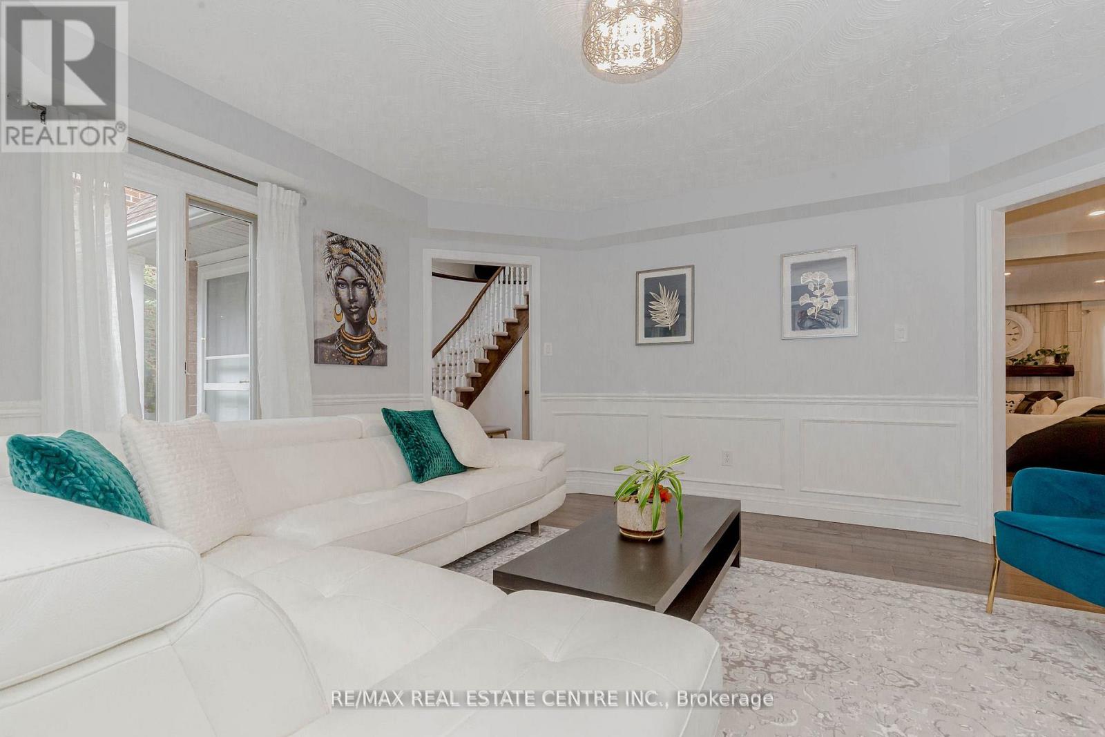 33 Strathroy Crescent, Hamilton, Ontario  L8B 0K9 - Photo 9 - X12928120