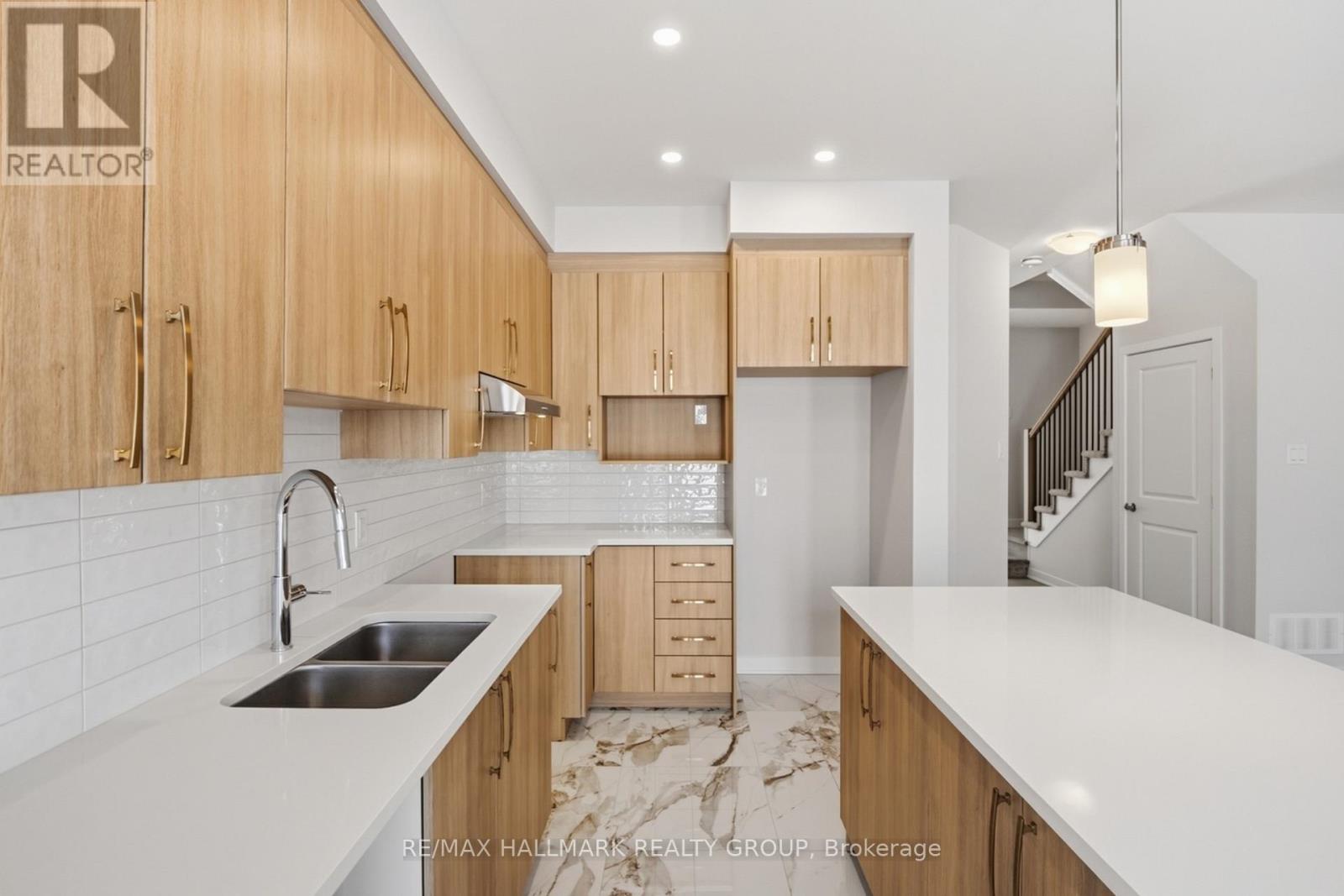 1924 Hawker Private, Ottawa, Ontario  K0A 1L0 - Photo 2 - X12928436