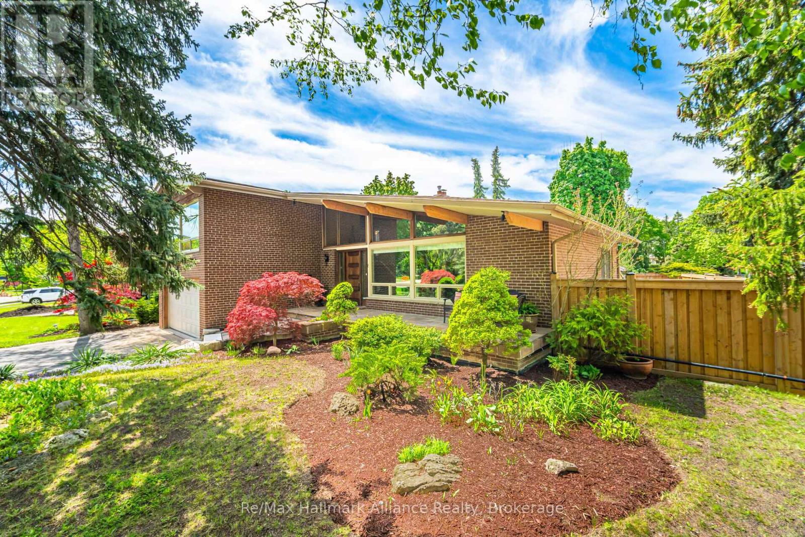 8 Silverthorne Bush Drive, Toronto, Ontario  M9C 2X5 - Photo 2 - W12928376