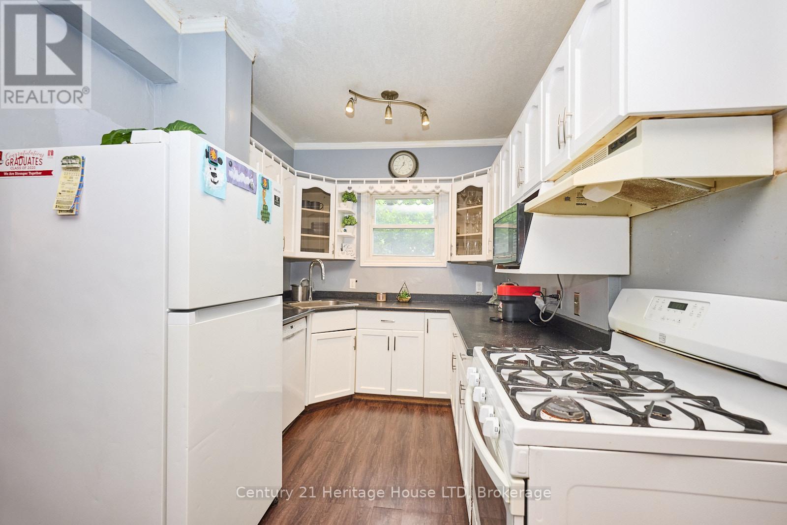 218 Phipps Street, Fort Erie, Ontario  L2A 2V5 - Photo 3 - X12928368