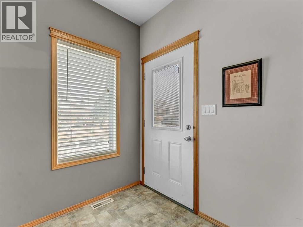 105 Garrow Avenue E, Brooks, Alberta  T1R 1J4 - Photo 2 - A2295503