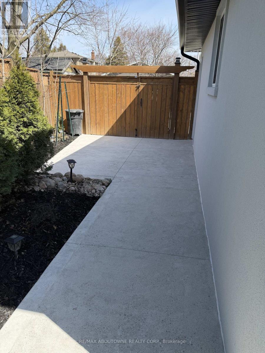 626 Cape Avenue, Burlington, Ontario  L7L 4M6 - Photo 34 - W12722618