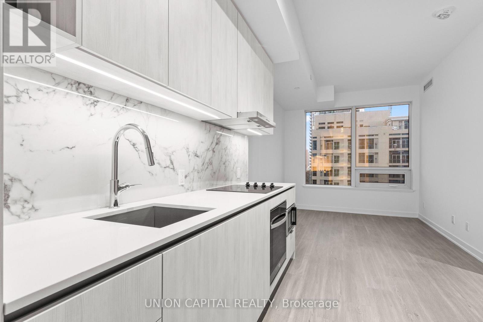 1007 - 8 Wellesley Street W, Toronto, Ontario  M4Y 0J5 - Photo 4 - C12928252