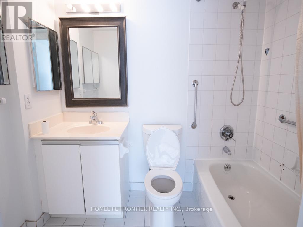 210 - 81 Townsgate Drive E, Vaughan, Ontario  L4J 8E6 - Photo 4 - N12928330