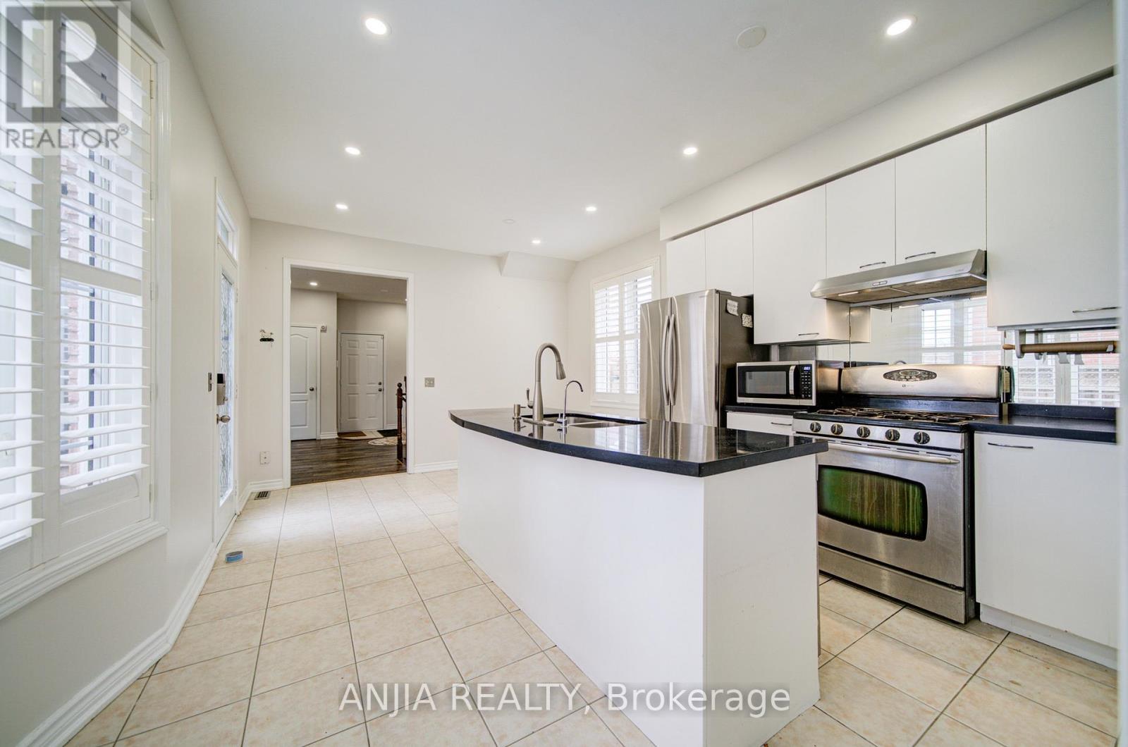 116 Emery Hill Boulevard, Markham, Ontario  L6C 2S6 - Photo 7 - N12928388