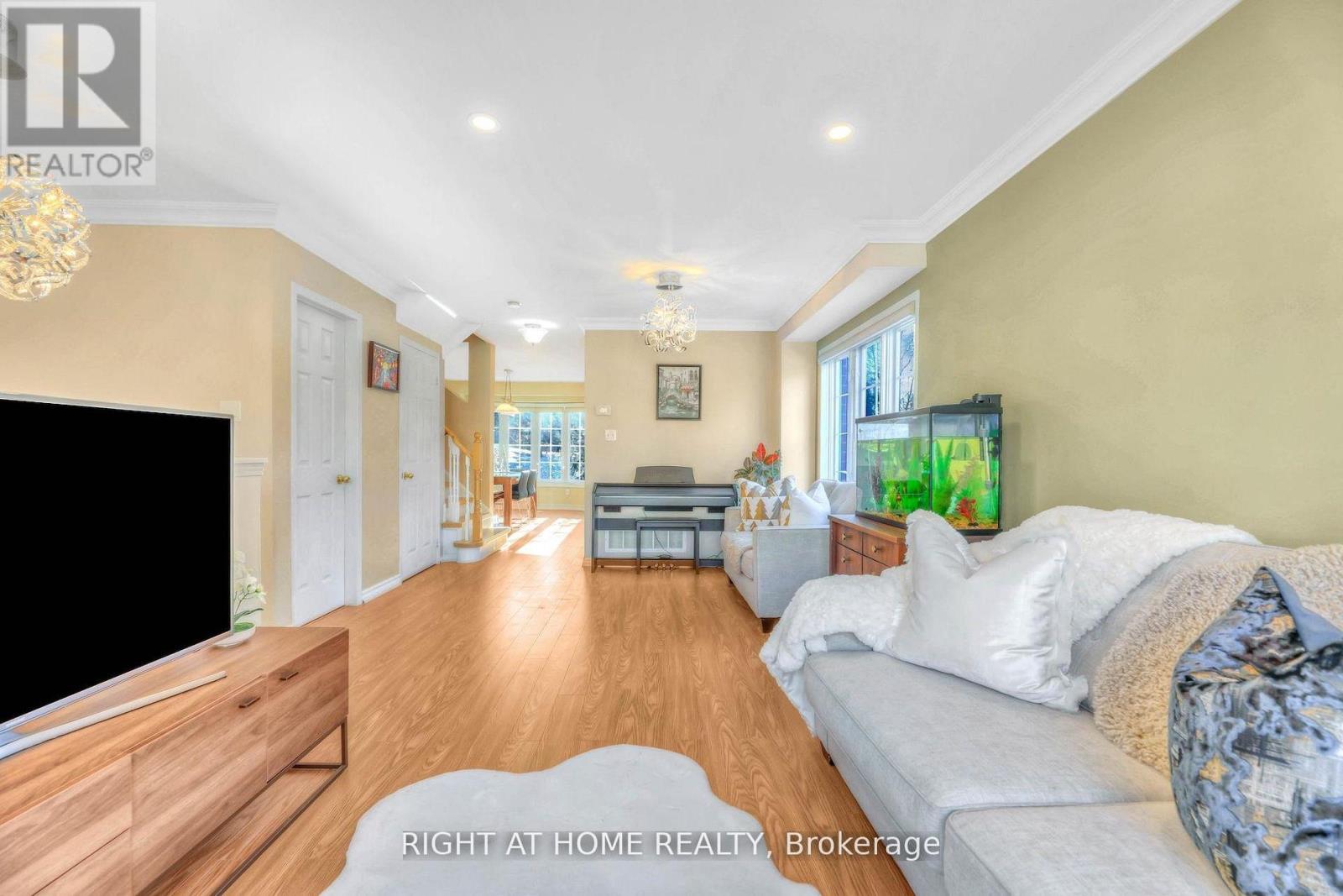 40 - 130 Mosaics Avenue, Aurora, Ontario  L4G 7L5 - Photo 4 - N12928398