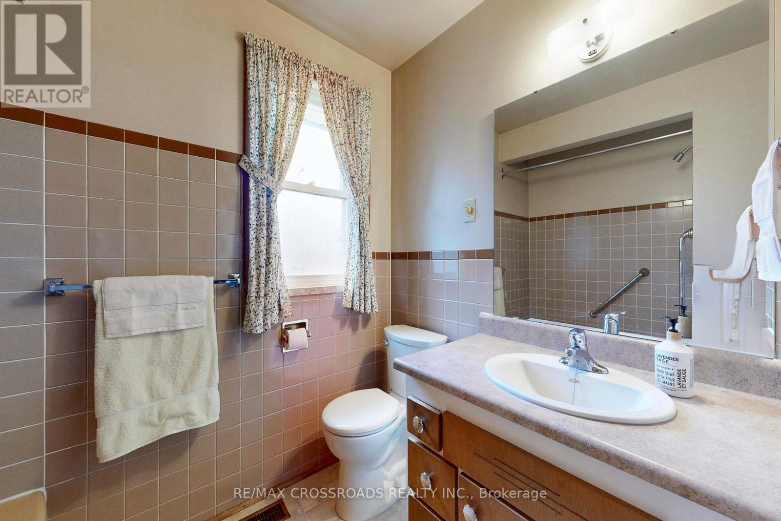 188 Maple Avenue, Richmond Hill, Ontario  L4C 2J1 - Photo 14 - N12928464