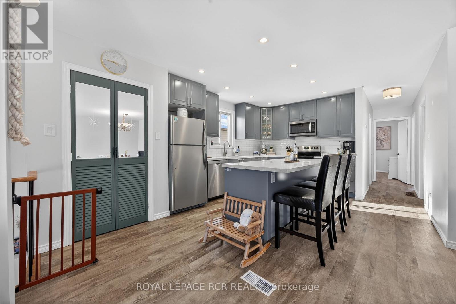 30 Longview Drive, Bradford West Gwillimbury, Ontario  L3Z 2H2 - Photo 3 - N12928522