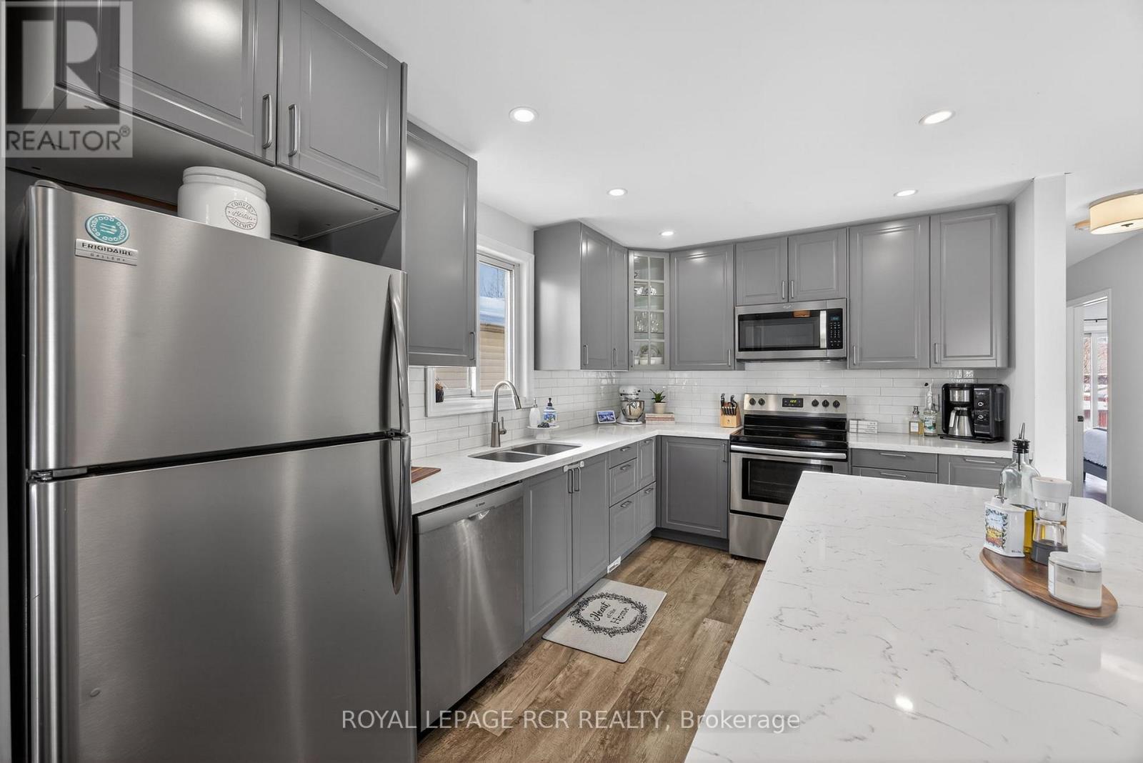 30 Longview Drive, Bradford West Gwillimbury, Ontario  L3Z 2H2 - Photo 5 - N12928522