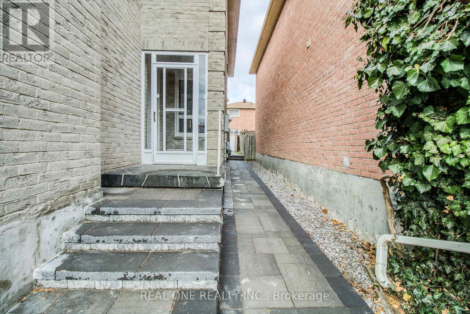 32 Charlton Avenue, Vaughan, Ontario  L4J 6W3 - Photo 5 - N12928536