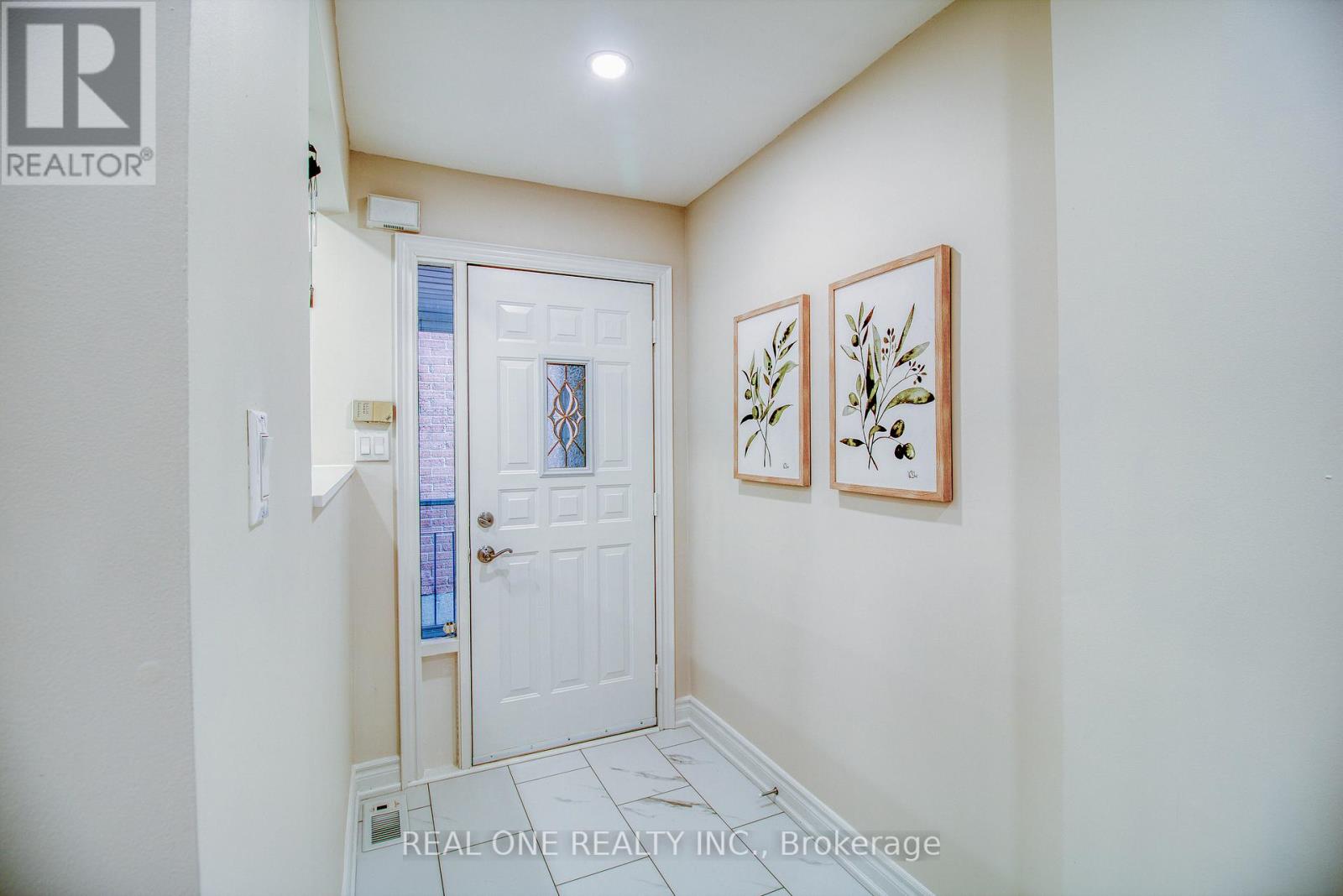 32 Charlton Avenue, Vaughan, Ontario  L4J 6W3 - Photo 6 - N12928536